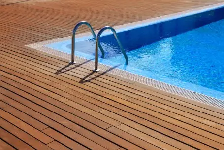 Lames de terrasse en bois pour aménagement extérieur